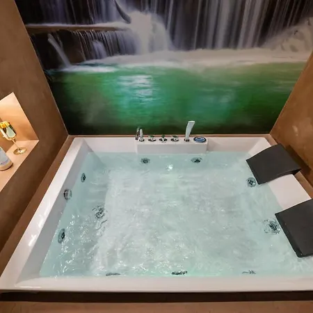 Luxury Hotel *